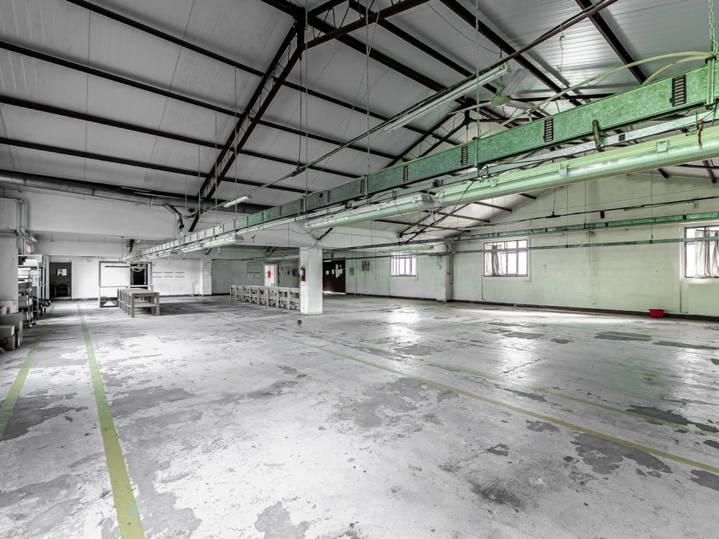 3 hale industriale aproape de A1 Arad