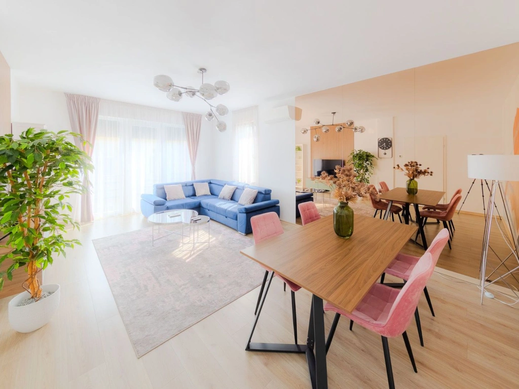 Apartament 3 camere, ultracentral, Oradea. 700 E + TVA. Comision 0