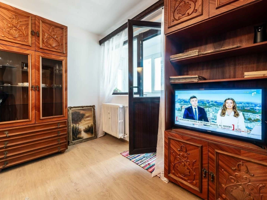 Inchiriez ap 2 camere, semi-decom, renovat, sector 6, 400 Euro/luna