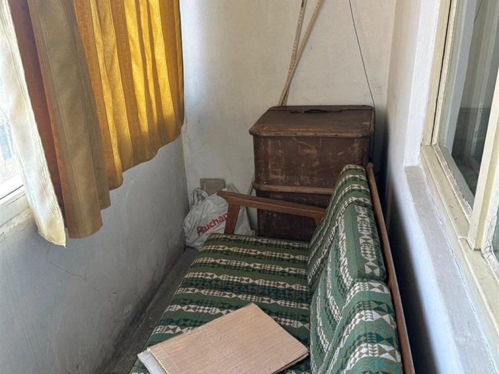 Apartament 3 camere  decomandat etajul 3 din 4 bloc anvelopat