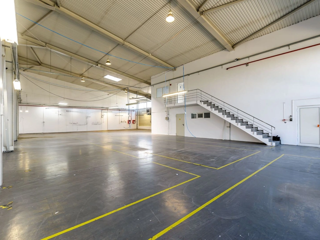 Hală industrială ideală pentru producție sau showroom în Arad 553mp