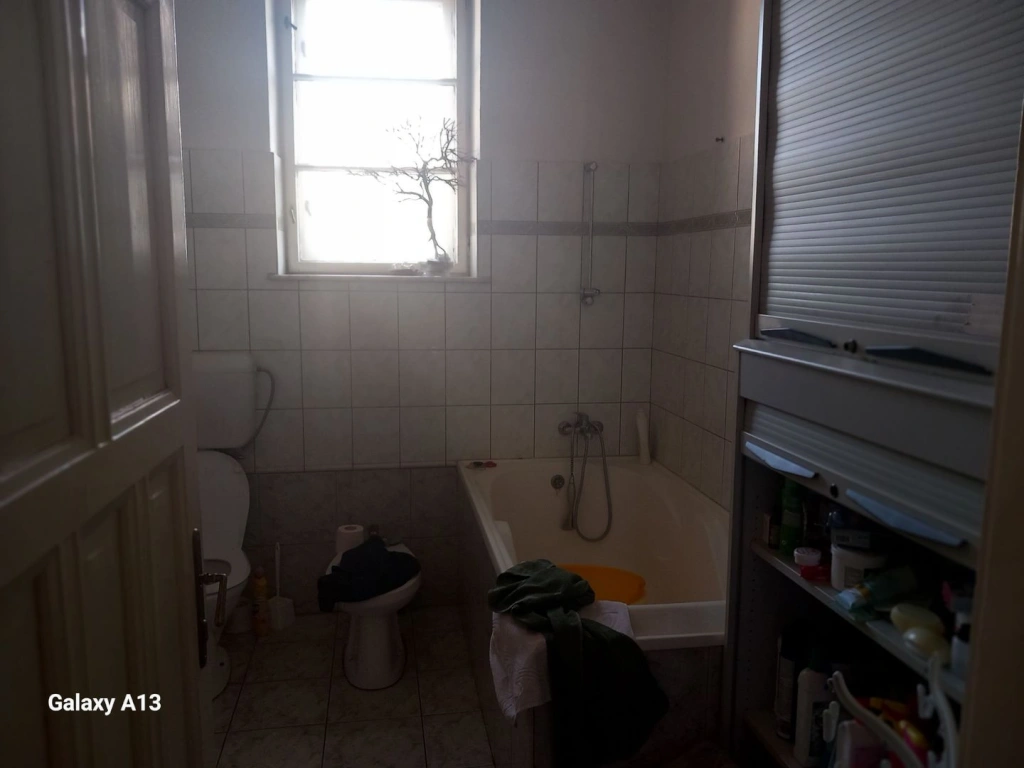 Ag BRASADAS vinde casa 4 camere cu teren 8 ari in zona CENTRALA.
