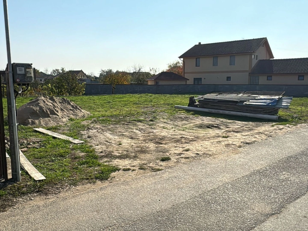 Teren intravilan Borș, 563 mp, front 32 m – 34.400 € (neg, comision 0)