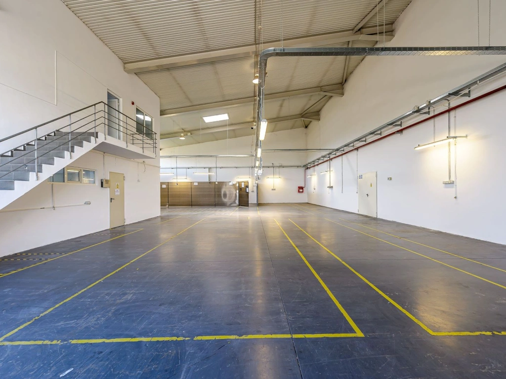 Hală industrială ideală pentru producție sau showroom în Arad 553mp