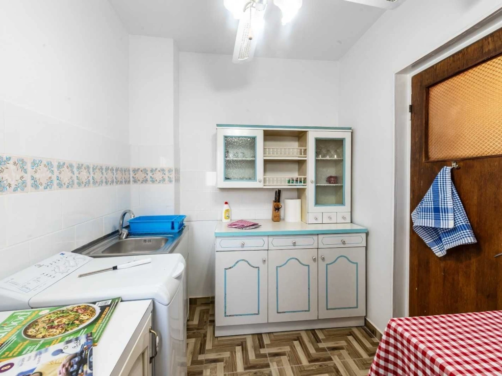 Inchiriez ap 2 camere, semi-decom, renovat, sector 6, 400 Euro/luna