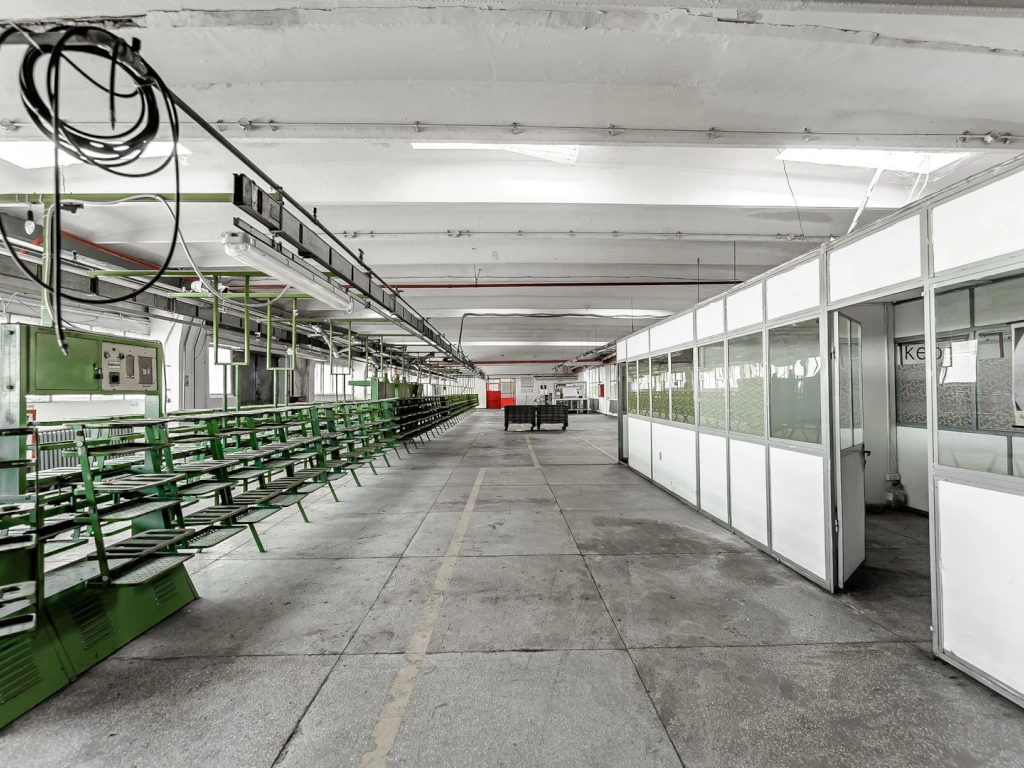 3 hale industriale aproape de A1 Arad