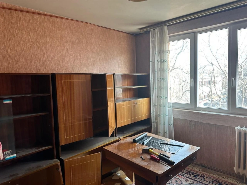Apartament 3 camere  decomandat etajul 3 din 4 bloc anvelopat
