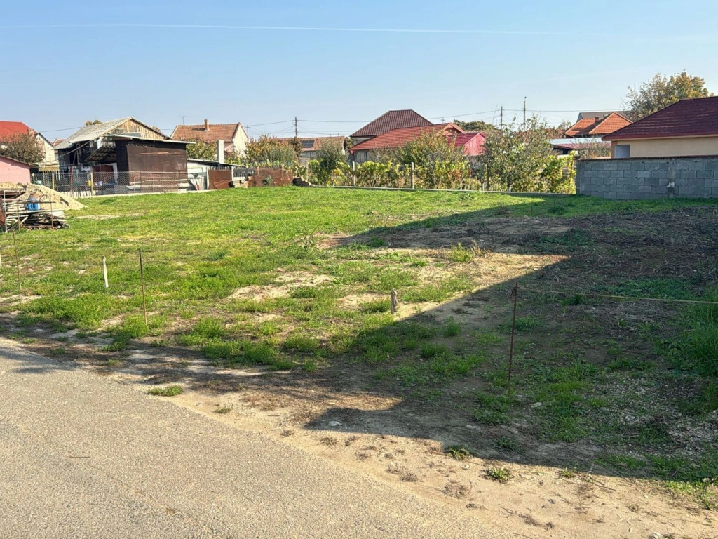 Teren intravilan Borș, 563 mp, front 32 m – 34.400 € (neg, comision 0)