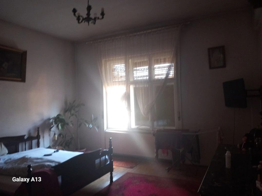 Ag BRASADAS vinde casa 4 camere cu teren 8 ari in zona CENTRALA.