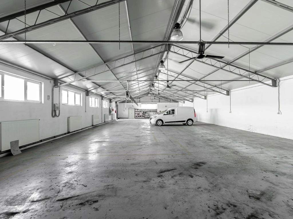 3 hale industriale aproape de A1 Arad