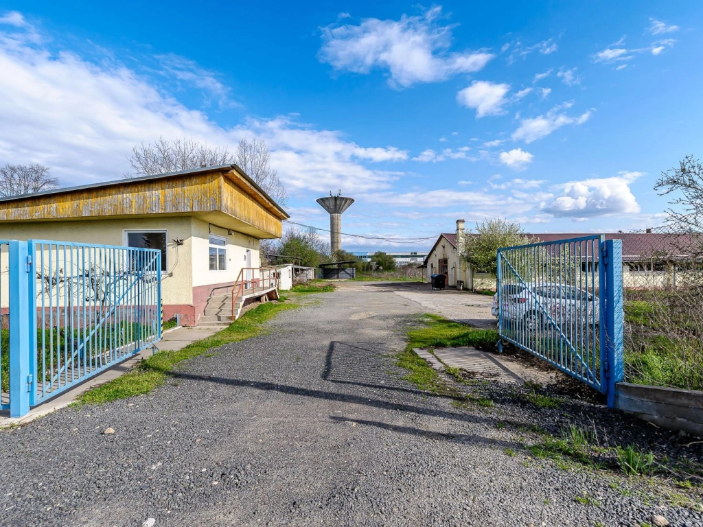 Hala industrială cu teren 10.495 mp – potențial supermarket, Lipova