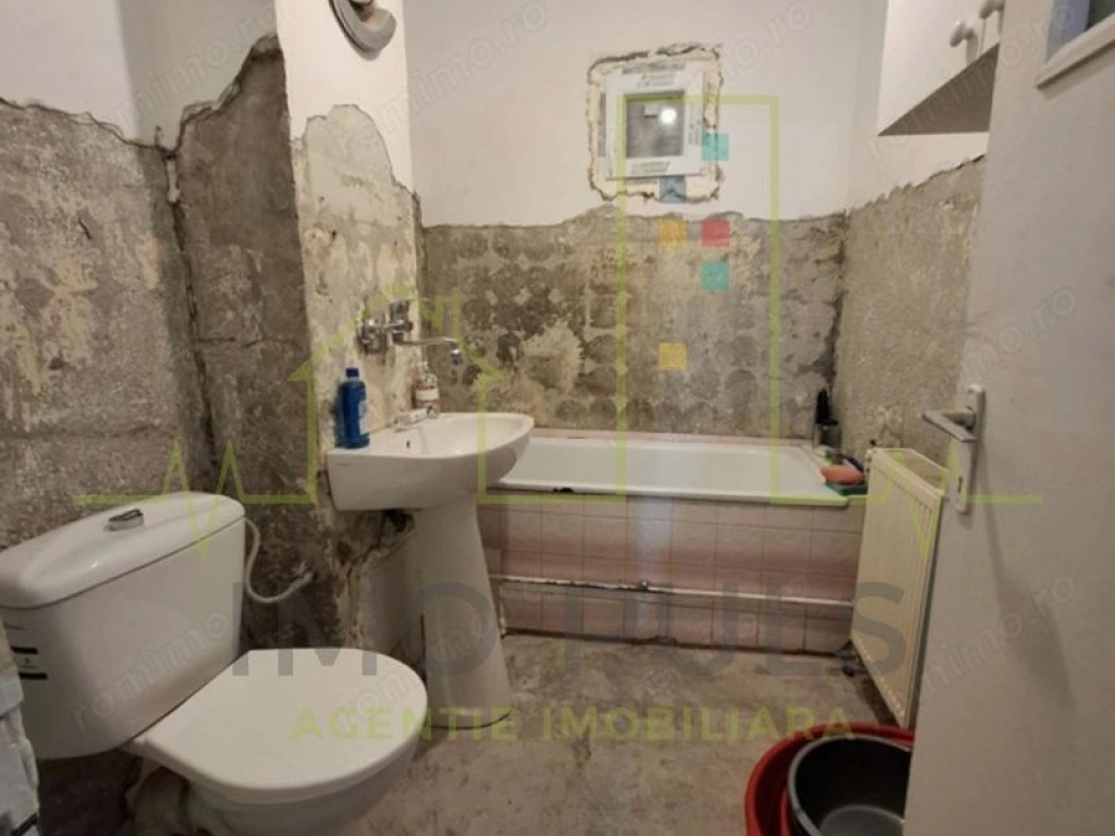 Aradului. Decomandat. 53.58 mp utili + balcon. Centrala proprie