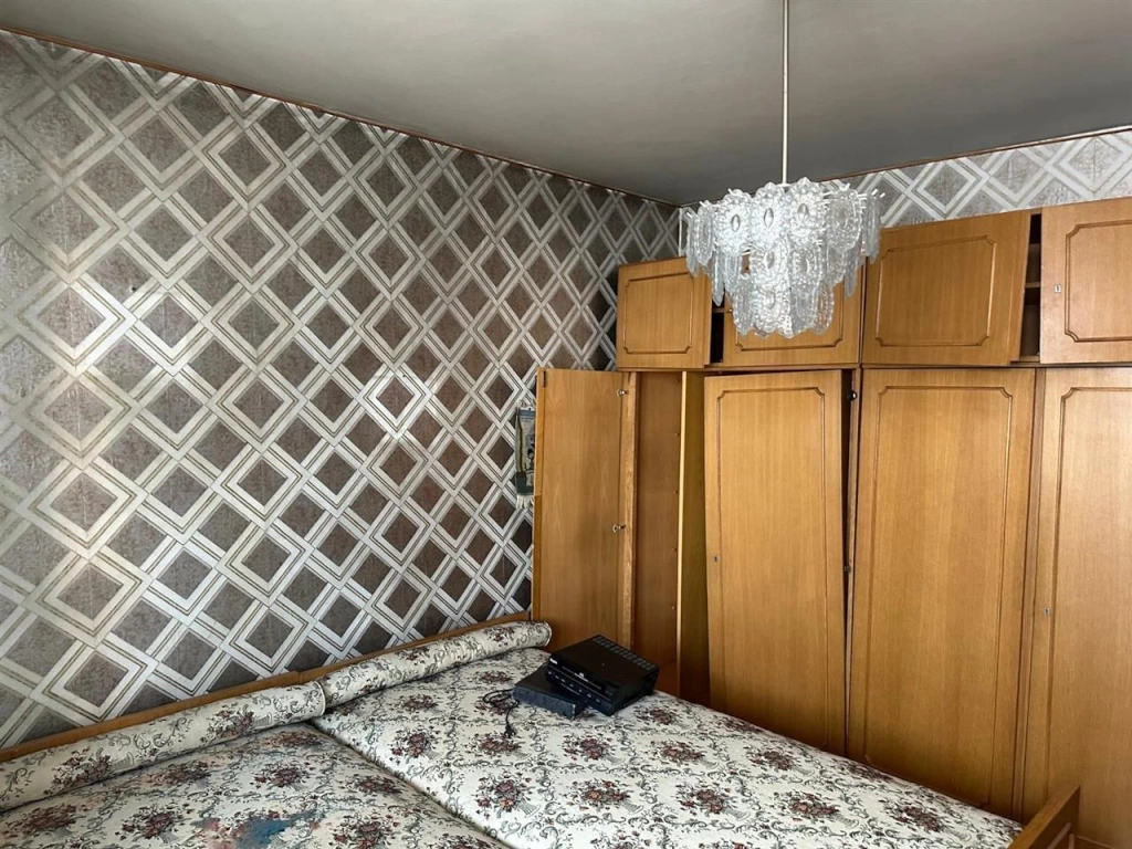 Apartament 3 camere  decomandat etajul 3 din 4 bloc anvelopat