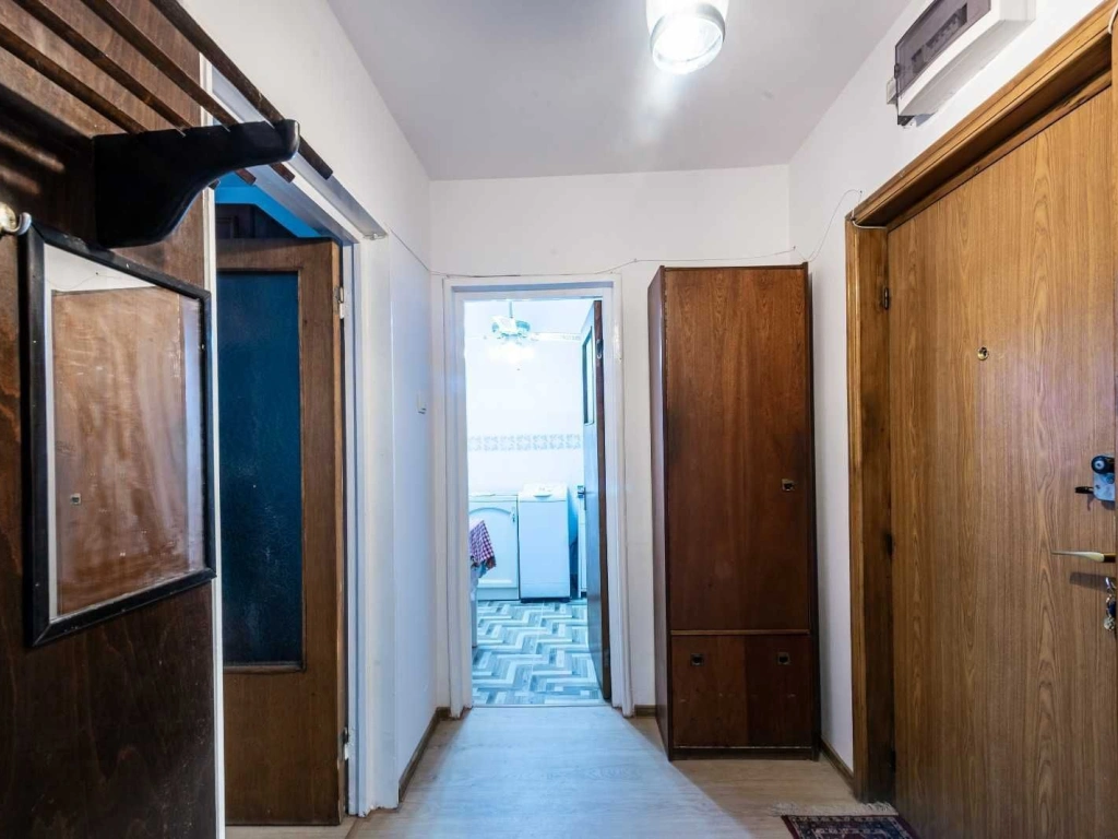 Inchiriez ap 2 camere, semi-decom, renovat, sector 6, 400 Euro/luna