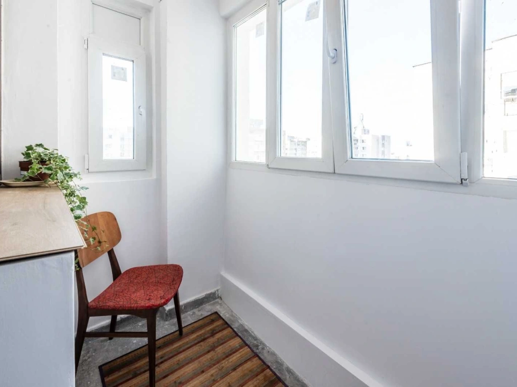 Inchiriez ap 2 camere, semi-decom, renovat, sector 6, 400 Euro/luna