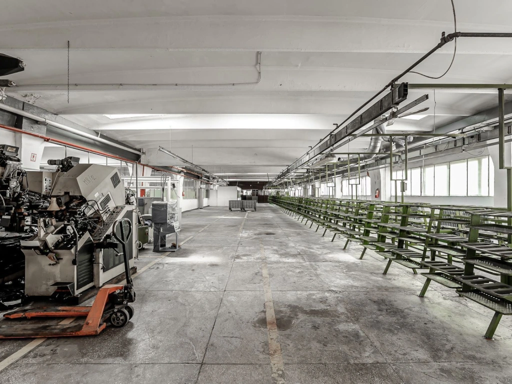 3 hale industriale aproape de A1 Arad