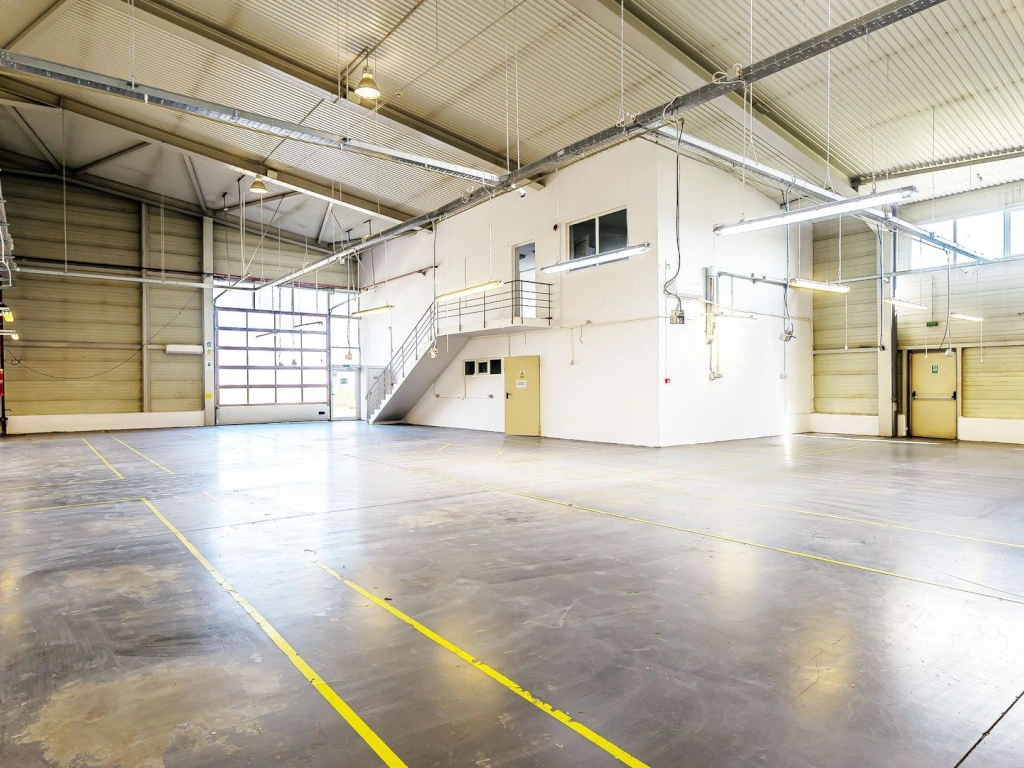 Hală industrială ideală pentru producție sau showroom în Arad 553mp
