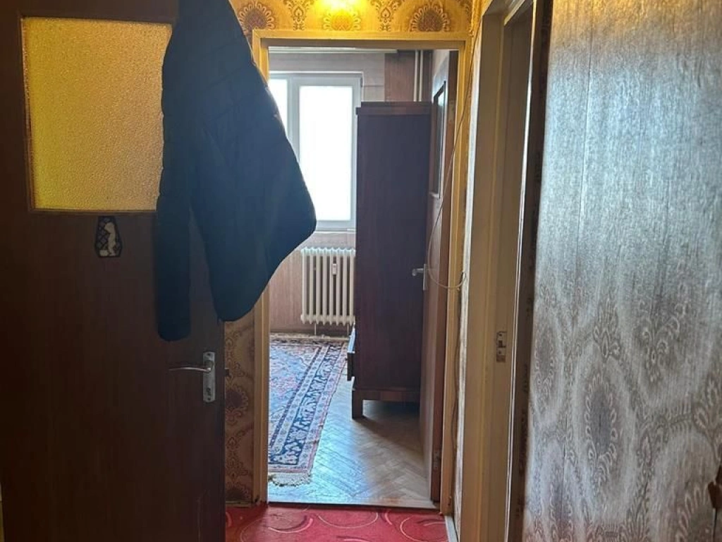 Apartament 3 camere  decomandat etajul 3 din 4 bloc anvelopat