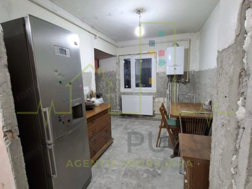 Aradului. Decomandat. 53.58 mp utili + balcon. Centrala proprie