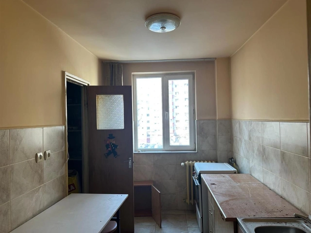 Apartament 3 camere  decomandat etajul 3 din 4 bloc anvelopat