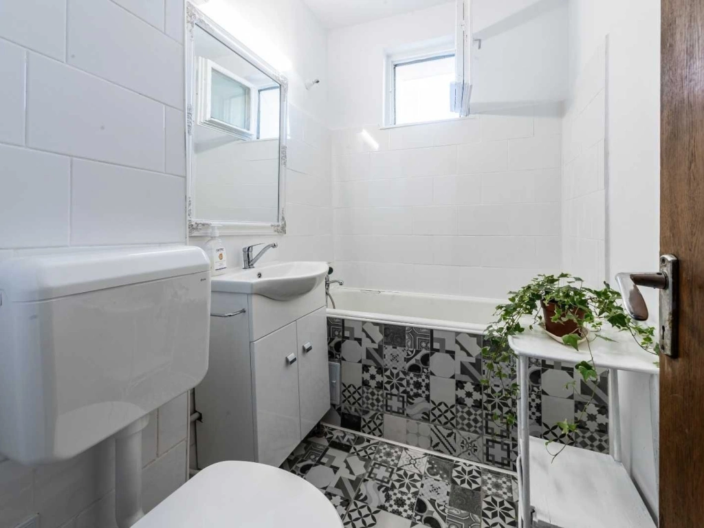 Inchiriez ap 2 camere, semi-decom, renovat, sector 6, 400 Euro/luna