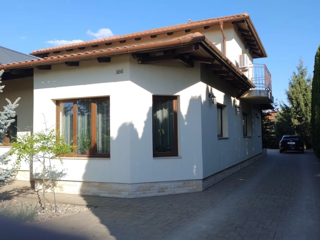 BRASADAS vinde vila 5 cam 190mp teren 10 ari str. Dara.