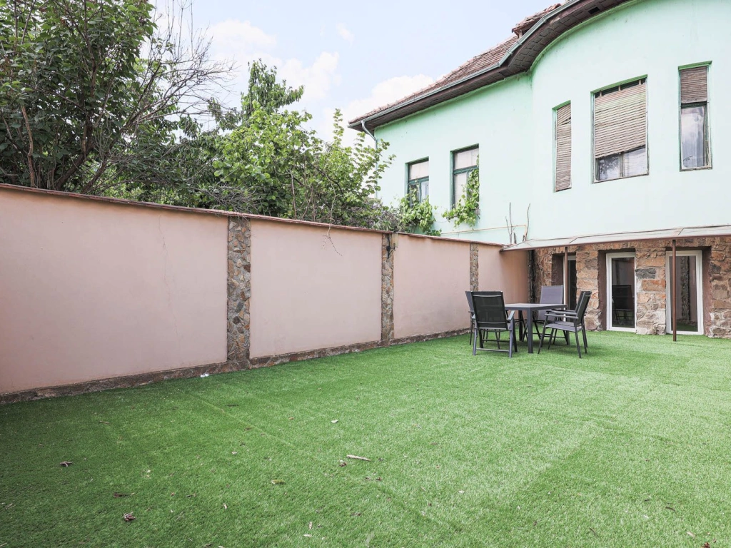 Apartament 95 mp pe Iuliu Maniu la casă, curte proprie inchisa