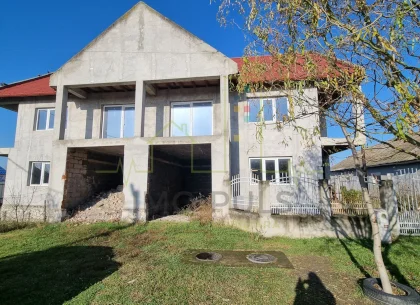 1/2 Duplex in centrul localitati Utvin.