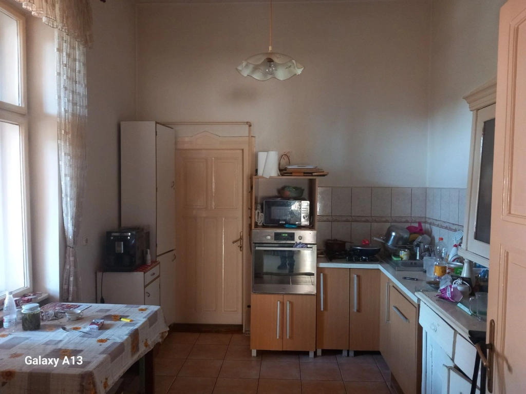 Ag BRASADAS vinde casa 4 camere cu teren 8 ari in zona CENTRALA.