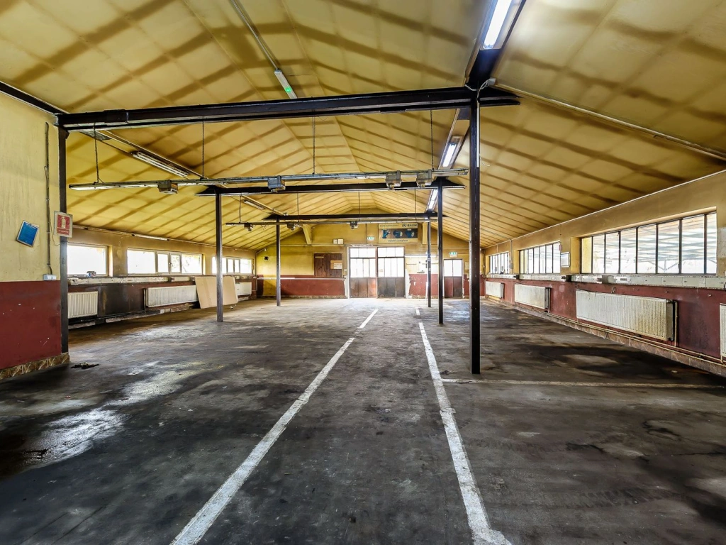Hala industrială cu teren 10.495 mp – potențial supermarket, Lipova