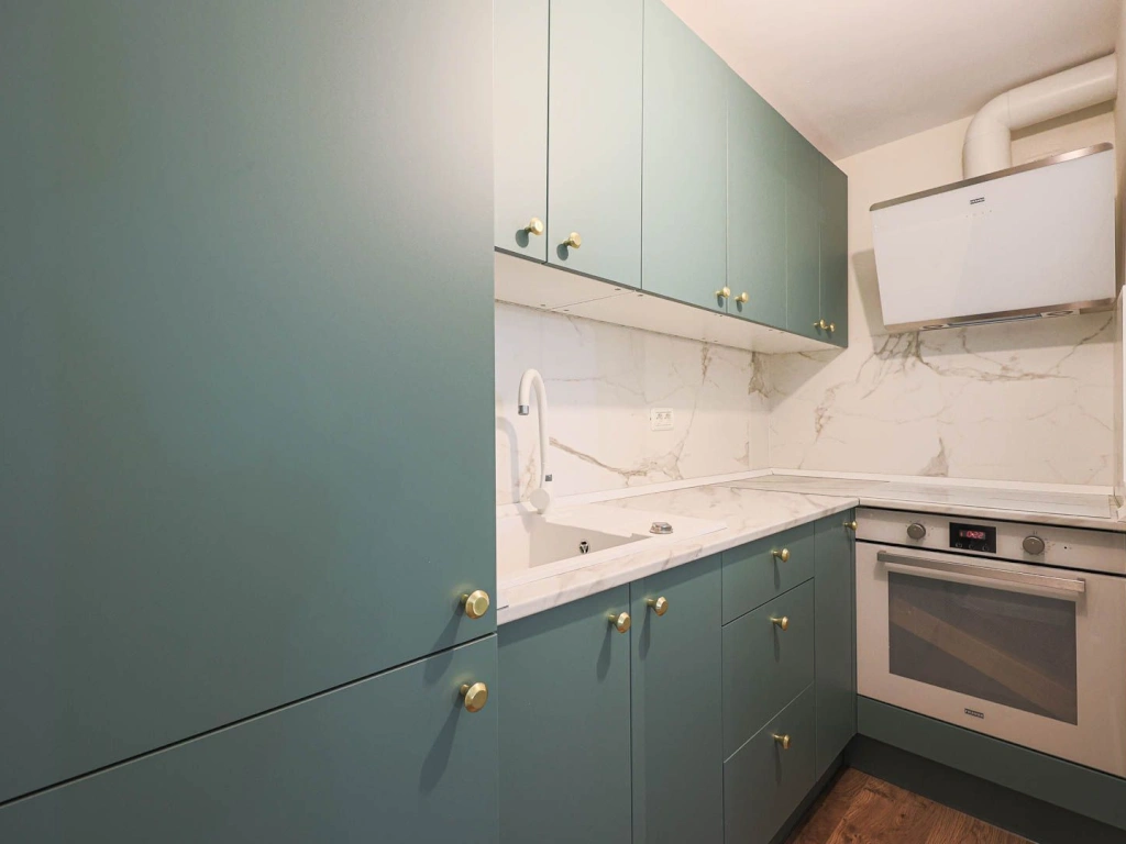Apartament 95 mp pe Iuliu Maniu la casă, curte proprie inchisa