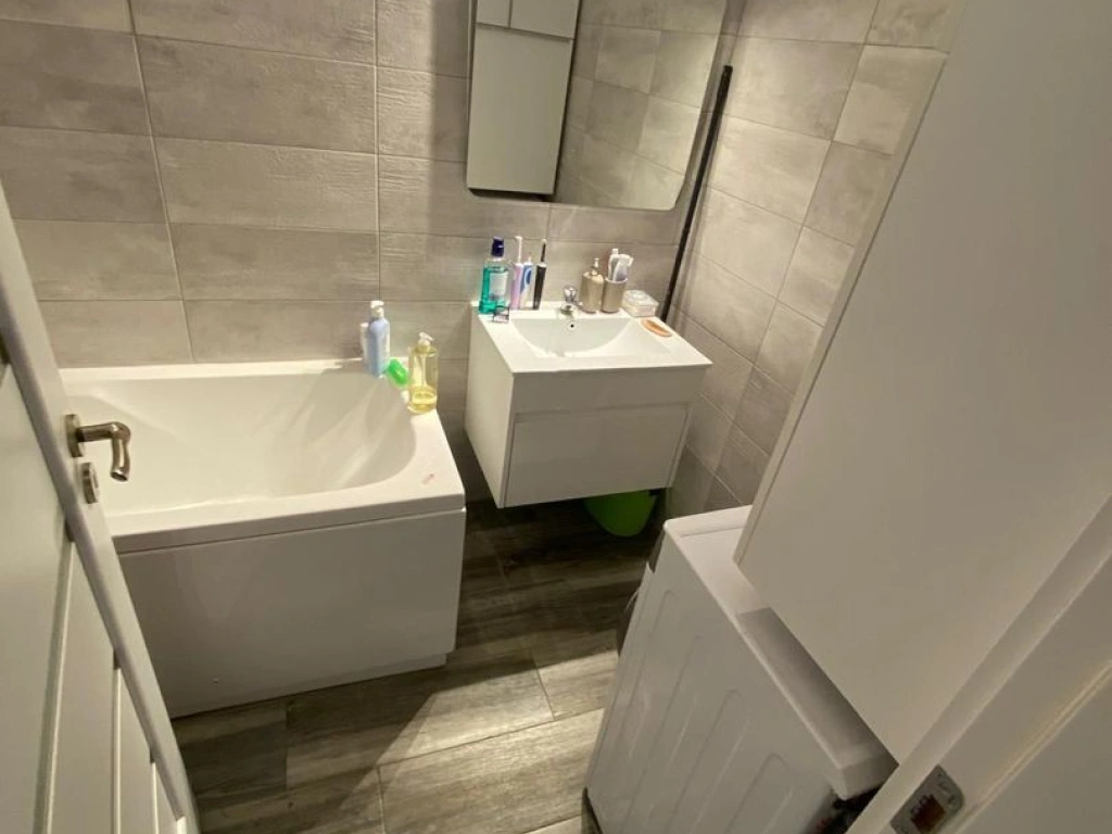 Apartament 3 camere decomandat zona Trapezului