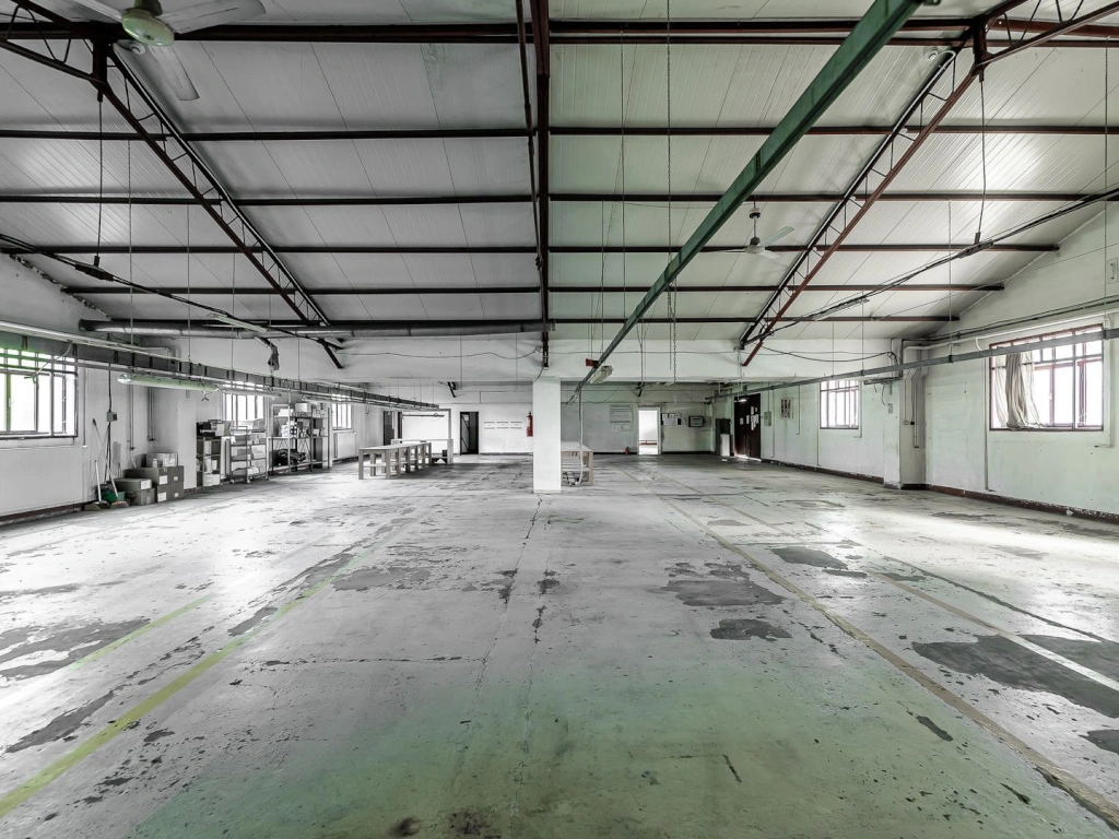 3 hale industriale aproape de A1 Arad