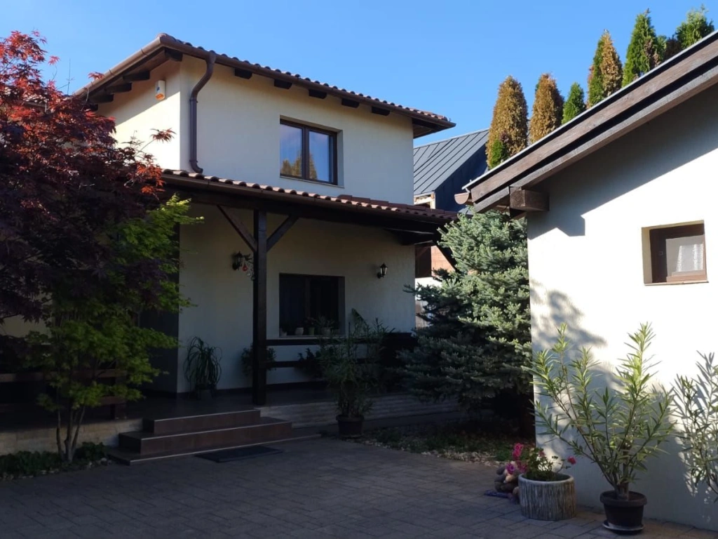 BRASADAS vinde vila 5 cam 190mp teren 10 ari str. Dara.