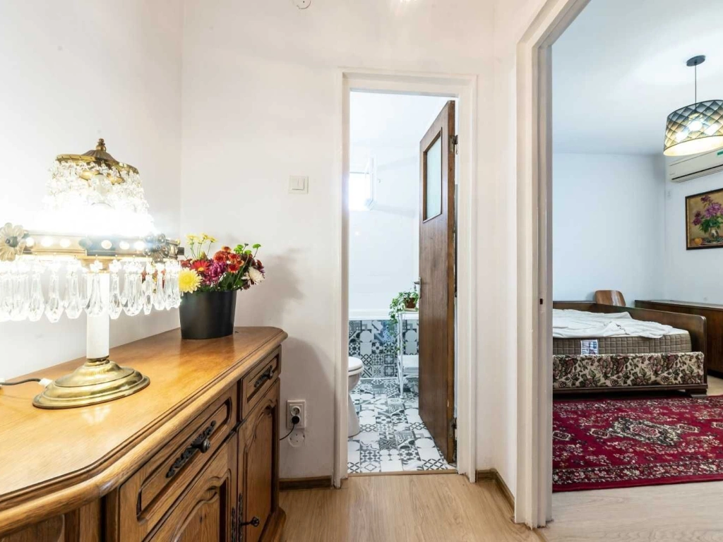 Inchiriez ap 2 camere, semi-decom, renovat, sector 6, 400 Euro/luna