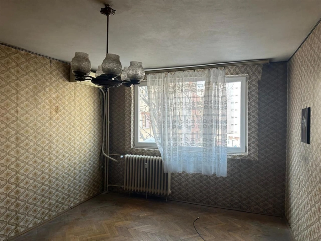Apartament 3 camere  decomandat etajul 3 din 4 bloc anvelopat