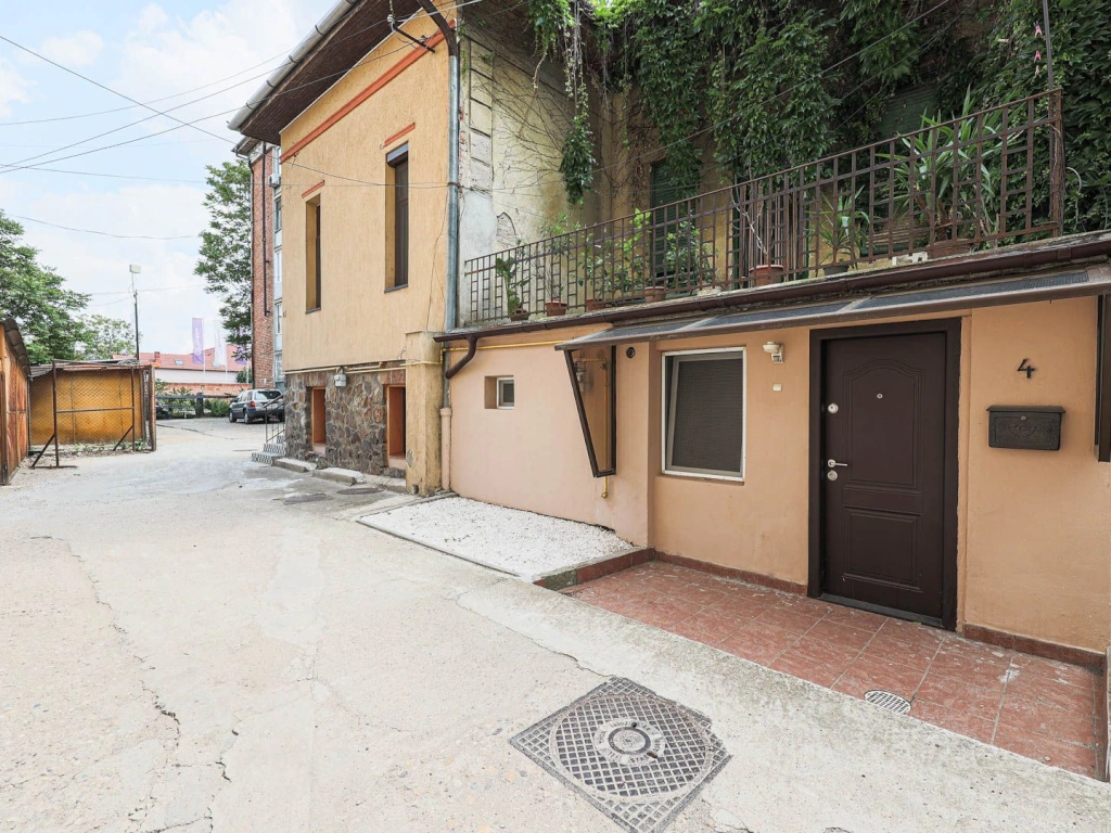Apartament 95 mp pe Iuliu Maniu la casă, curte proprie inchisa