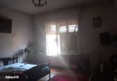 Ag BRASADAS vinde casa 4 camere cu teren 8 ari in zona CENTRALA.
