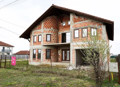 Casă nouă, impunătoare și luminoasă, construită cu griijă la detalii.