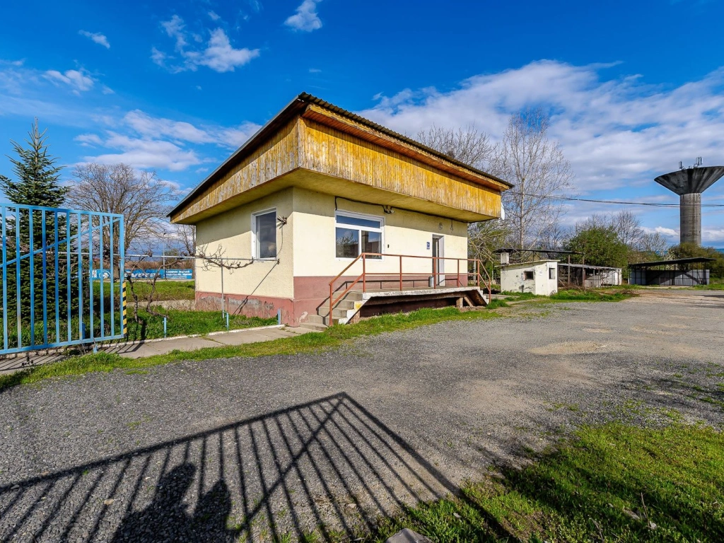 Hala industrială cu teren 10.495 mp – potențial supermarket, Lipova