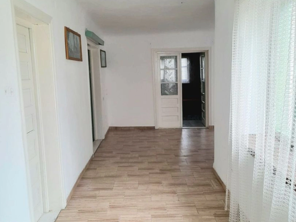 Casă 6 camere, livadă, 3 199 mp, Girisul Negru, Bihor. 42 000 E