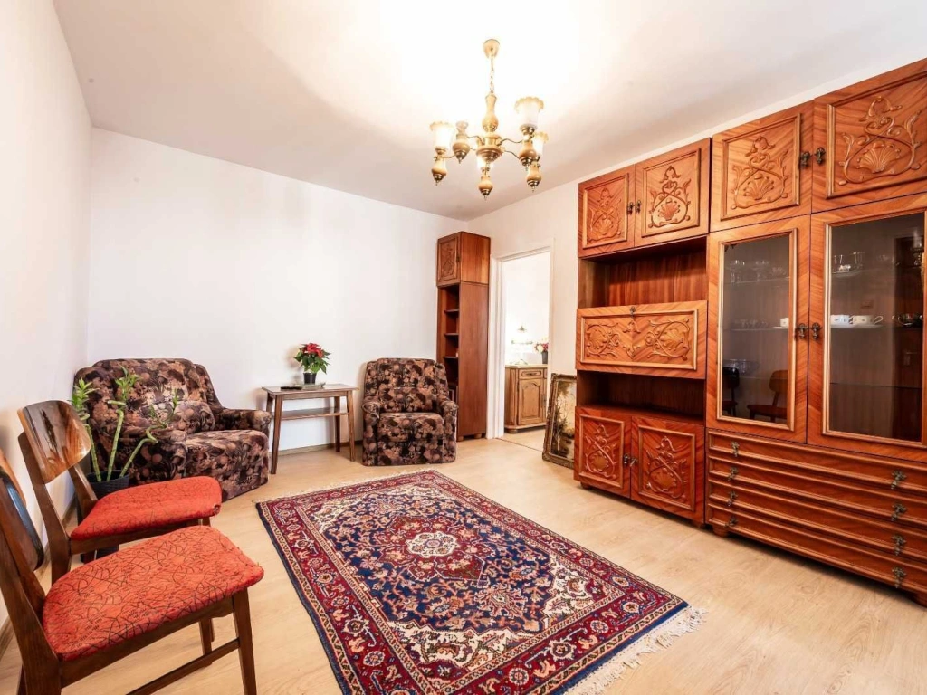 Inchiriez ap 2 camere, semi-decom, renovat, sector 6, 400 Euro/luna