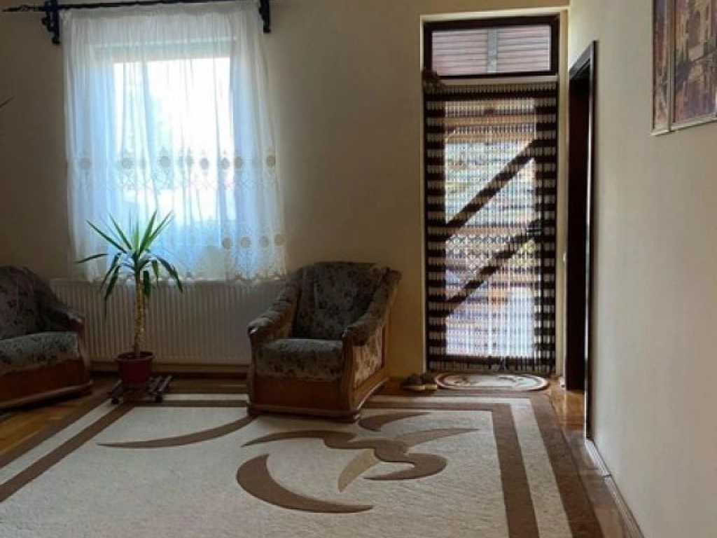 Ag EUROPA vinde casa individuala 6 cam. si teren 5 ari în Titulescu.